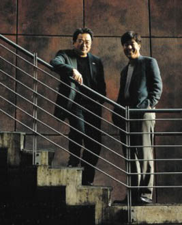 양덕준 사장과 김영세 아노디자인 사장(왼쪽)의 만남은 MP3플레이어를 패션상품으로 진화시켰다.