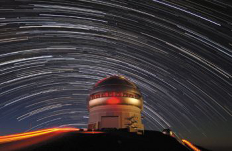 제미니천문대 위로 별들이 흘러가는 광경을 찍은 사진.