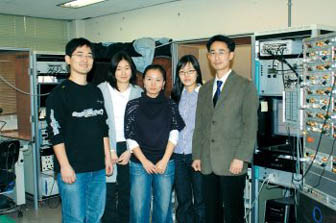김대수 교수(맨 오른쪽)와 연구실 사람들이 함께 모였다.
