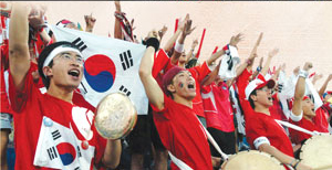 ‘붉은 악마’는 최근 한국인의 공동체 의식을 가장 잘 는 사례다.