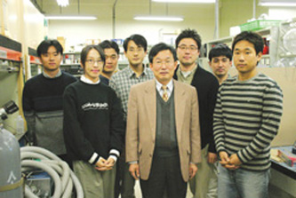 박오옥 교수(오른쪽에서 네번째)와 연구원들이 한 자리에 모였다.