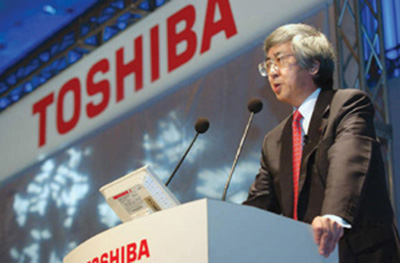 세계 유수 기업들의 시장 쟁탈전이 격화되는 가운데 일본 도시바의 후지이 요시히데 상무가 지난 2005년 9월 도쿄에서 열린 기자회견에서 새 HD-DVD 플레이어 출시를 발표하고 있다.