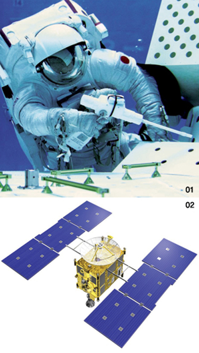 01 ISS승무원으로 선발된 후라가와 사토시가 국제우주정거장(ISS)의 일본실험모듈인 '키보'관련 훈련을 받고 잇는 장면. 02 소행선 탐사선 '하야부사'의 모습. 지난 2005년 최초로 소행성 암석채취라는 쾌거를 이뤘다.