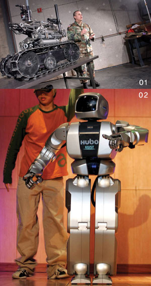 01 미국에서 개발된 전투로봇. 1분에 700~1000발을 발사할 수 있다. 02 KAIST에서 개발된 인간형 로봇 휴보. 가까운 미래에 1~2t 종도의 실용적인 대형 로봇이 등장할 것이다.
