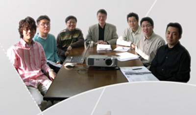 미래를 내다보는 과학자들. KAIST 테크노경영대학원 예측연구실 구성원들이다. 가운데가 전덕빈 교수, 그 왼쪽이 차경천 박사다.