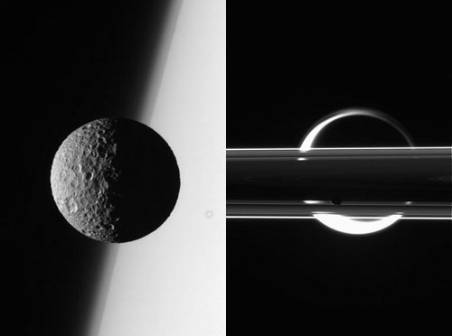 토성 일부를 배경으로 찍힌 위성 미마스(왼쪽)와 행성급 위성 타이탄 앞에 보이는 꼬마위성 야누스. 중간에 끼어든 것은 토성 고리 일부이다. 토성은 사진 오른쪽에 있다.