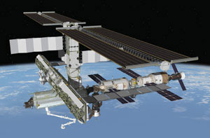 2008년 4월 한국 최초의 우주인이 방문할 국제우주정거장(ISS) 상상도. 한국 우주인이 탑승할 러시아 우주선 소유즈호(오른쪽 끝)가 도킹해 있는 모습이 보인다.