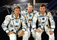 러시아 우주복을 입은 러시아의 세르게이 크리칼레프, 미국의 윌리엄 세퍼드, 러시아의 유리 기덴코(왼쪽부터). 한국 우주인은 여러 국가의 우주인과 만날 것으로 예상된다.
