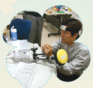 뇌파분석기를 머리에 쓰고 생각만으로 컴퓨터를 조작하는 인터페이스가 2004년 국내에서 개발됐다.
