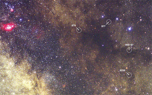 은하수 속의 여러 암흑성운들. 바너드는 은하수의 암흑성운을 관측한 뒤 '바너드 암흑성운 목록'을 만들었다.이 목록의 성운들은 B로 시작되는 이름을 갖는다.