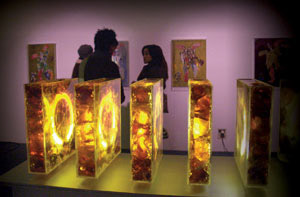 최근 기업들이 앞다퉈 문화예술 활동을 후원하고 있다. 2002년 열린 '케미컬 아트' 전시회도 그 중 하나다.
