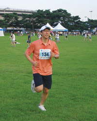 서울 올림픽공원에서 3.5km를 달리기 전 몸을 푸는 안형준 기자.