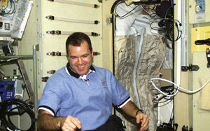 ISS에 머무는 우주인은 주로 즈베즈다 모듈에서 생활한다. 즈베즈다 모듈에는 침낭이 마련돼 있는 수면실(오른쪽)이 있다.