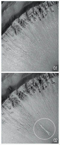 마스 글로벌 서베이어가 1999년 8월 화성의 센타우리 몬테스 지역을 촬영했다(01). 아무 흔적이 없던 크레이터에 2005년 9월 협곡 흔적이 나타났다(02).