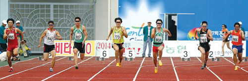 400m달리기 선수는 기록이 좋을수록 달린 뒤 젖산농도가 높게 측정된다.