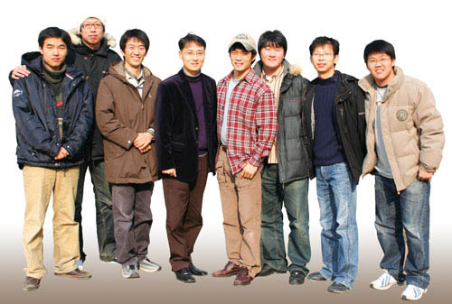 기계와 전기, 빛을 융합한 차세대 기술을 연구하는 윤준보 교수(왼쪽에서 네번째)와 연구원들.