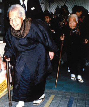 01일본 나고야현에 사는 100세 쌍둥이. 이들의 미토콘드리아 DNA는 수명을 연장하는 단백질을 만드는 것으로 알려졌다