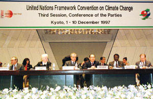 1997년에 제정된 교토의정서는 온실가스의 감축 목표와 일정 그리고 개발도상국의 참여 문제로 대립을 겪다가 2005년 2월 16일에야 공식 발효됐다.