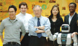 KAIST를 대표하는 사람들이 한자리에 모였다. 가운데 팔짱 낀 사람이 서남표 총장, 그 오른쪽이 ‘2006년 미스코리아 서울 미’인 민지연 씨.