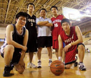 한 게임 뛴 뒤 포즈~. 이성익 교수(가운데)는 이틀에 한번 꼴로 학생들과 농구를 하는 친구 같은 교수다.