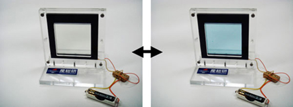 전기를 연결하면 나노 크기의 안료가 퍼져 유리 색이 바뀐다.