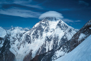 03인도 카라코람산맥의 K2 봉우리에 모자처럼 걸린 렌즈운.