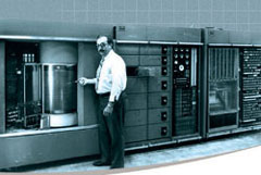 자성물질을 이용한 최초의 하드디스크인 IBM의 RAMAC305. 저장용량이 5Mb에 불과했다.