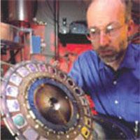 스튜어트 파킨 박사는 거대자기저항 효과를 응용해 세계 최초로 GMR 하드디스크를 만들었따.