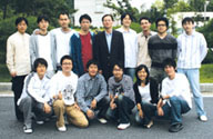 3차원 그래픽 프로세서 개발 연구실 구성원. 뒷줄 오른쪽에서 다섯번째가 김이섭 교수다.