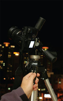 천체사진을 찍을 때는 카메라를 단단히 고정시킬 삼각대와 셔터를 누를 때 카메라가 흔들리지 않도록 해주는 셔터릴리스(손으로 잡고 있는 리모컨)가 필요하다.