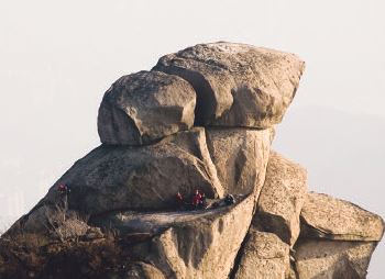 북한산에서 세 번째로 높은 봉우리인 만경대(799m)의 꼭대기 모습.