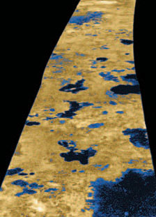 미국 항공우주국의 토성탐사선 카시니가 레이더로 촬영한 타이탄의 표면. 파란색 부분이 액체 메탄이 가득 찬 호수다.
