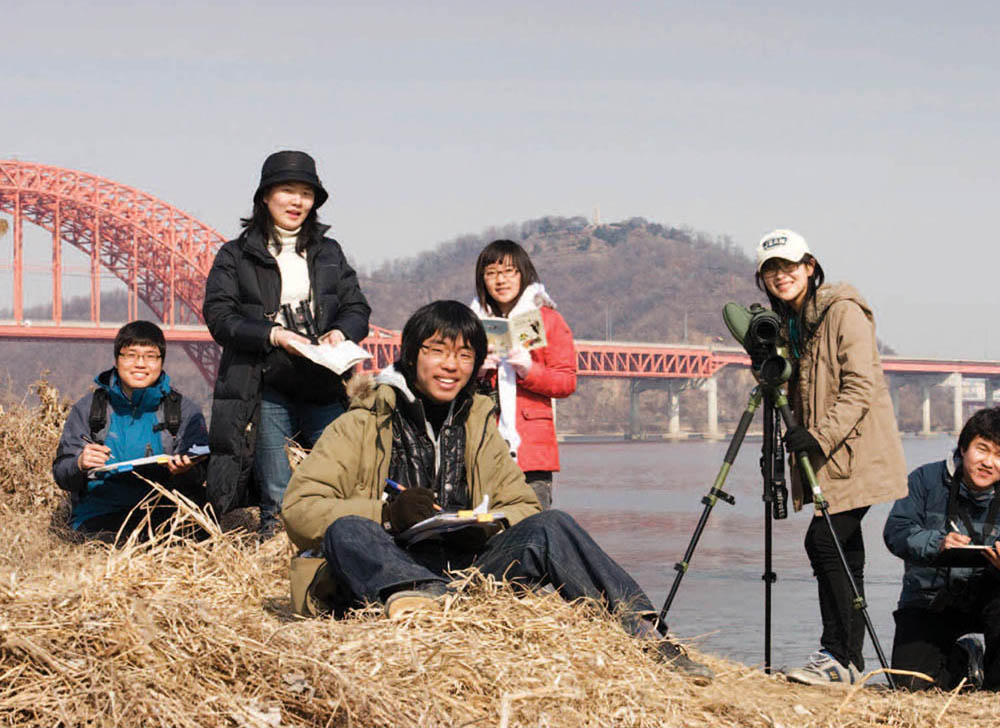 제23차 한강조사에 참여한 동아리 회원들은 추운 날씨에도 불구하고 강변을 이동하며 야생조류의 종류와 개체 수를 파악했다. 따뜻한 옷차림과 장갑, 핫팩은 기본.