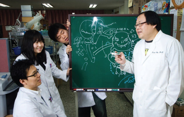 실험실의 대학원생들은 만화를 잘 그리는 신 교수 덕분에 연구에 대해 토의하는 시간이 즐겁다.