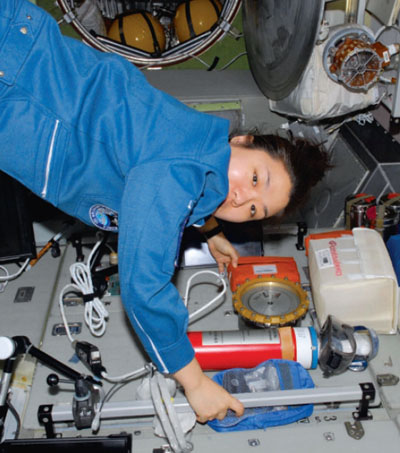 ISS 도착 직후 이소연 씨가 가장 먼저 한 일은 가지고 올라간 초파리 상자를 꺼내 지정된 장소에 붙이는 것이었다.