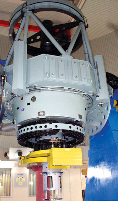 지름 2m의 망원경 나유타의 육중한 모습. 경통 뒷부분에는 가시광선촬영장치와 적외선카메라가 설치돼 있다.