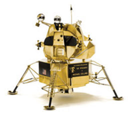 달 착륙선 모형^1969 18k금으로 만든 3개의 모형 가운데 하나로 높이가 25cm다. 금, 화이트골드, 에나멜.