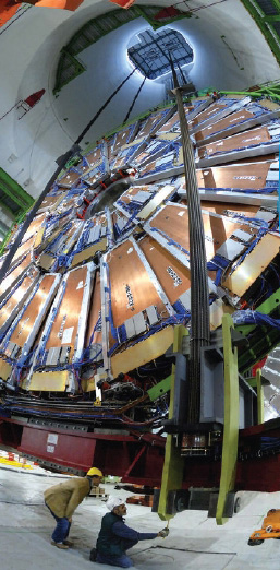 거대한 입자 가속기 LHC의 일부인 CMS 검출기. 연구원들이 CMS 검출기를 지하 100m 깊이로 내리고 있다. 현재 LHC는 가동 준비를 거의 끝내고 카운트다운을 시작했다
