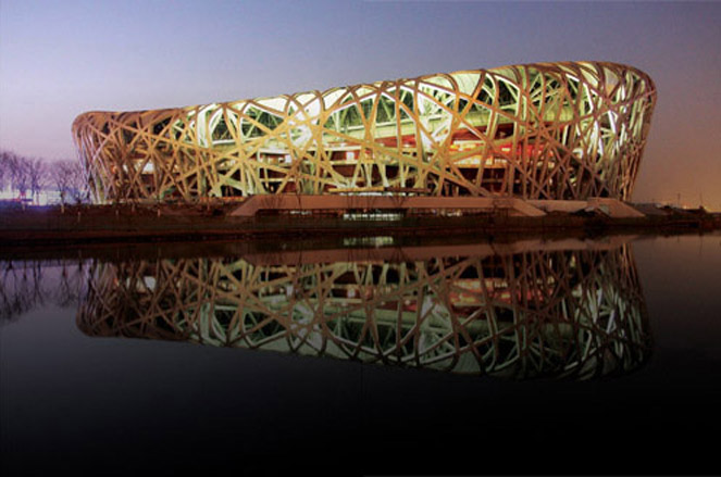 조명을 받아 아름답게 빛나고 있는 베이징올림픽 주경기장. 새둥지를 닮아‘냐오차오’라 불린다.