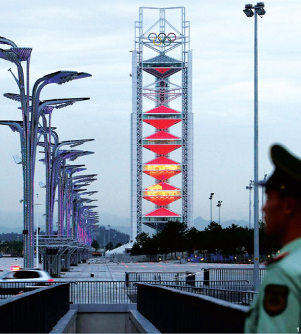베이징올림픽 경기장과 올림픽공원의 가로등 중에서 90% 이상은 태양에너지로 켜진다. 사진은 올림픽공원 내 오륜타워 근처.