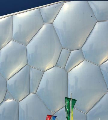 불소수지필름(ETFE)으로 만든 외벽. 이렇게 복잡한 거품 구조를 안정적으로 지지하기 위해 무게가 6500톤에 이르는 2만 2000개의 금속빔이 쓰였다.