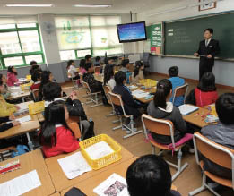 직사각형 책상과 칠판, 평행사변형 창문 등 교실 곳곳에는 다각형이 숨어 있다.