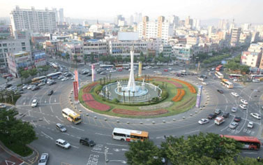 울산의 공업탑회전교차로는 여섯 갈래 길이 만나지만 가운데 교통섬을 중심으로 돌면서 큰 혼잡을 줄일 수 있다.