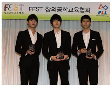 ‘FLL KOREA 2011’ 홍보대사 위촉패를 받은 JYJ.