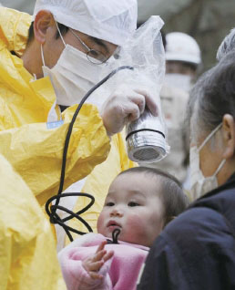 일본의 한 아기가 방사성물질에 노출됐는지 확인받고 있다.