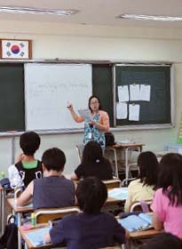 학생들이 염지현 기자와 함께 활공비, 날개의 가로·세로 비, 활공각을 공부하고 있다.