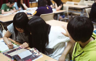 군산대 영재교육원 학생들이 수학동아 7월호를 보며 정삼각형의 세 점을 잇는 최단 거리가 얼마인지 구하고 있다.