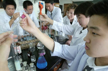 상산고 학생들이 과학실에서 화학수업을 받고 있다. 상산고는 자율고 중 하나다.
