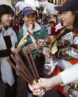 매년 11월 11일은 ‘빼빼로데이’로 불리지만 1996년부터는 ‘농업인의 날’ 이라는 법정기념일로 공식 지정됐다. 11월 11일의 11을 한자로 쓰면 十一이 되는데, 十에 一을 붙이면 흙 토(土)가 만들어지는 데서 이날을 농업인의 날로 결정하게 됐다고 한다. 최근에는 이 행사의 하나로 가래떡을 먹는다.