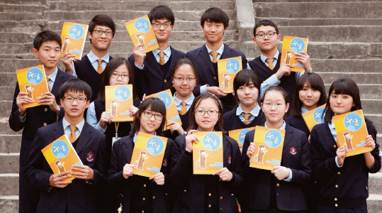 맨 뒷줄 왼쪽부터 영훈국제중 3학년 신한결, 김병수, 오원재, 구본홍, 전민재 군. 둘째줄 왼쪽부터 홍송화, 박정후, 김보미, 이예담 양. 맨 앞줄 왼쪽부터 조항만 군, 고유정, 정서우, 강은서, 김지호 양.